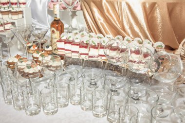 Güzel dekore edilmiş yemek sofrası. Düğün kutlamalarında farklı atıştırmalıklar ve aperatiflerle.