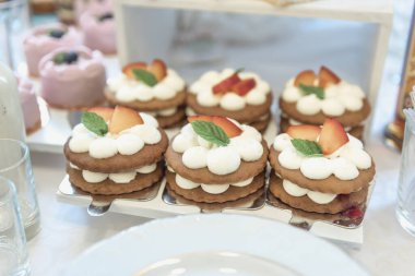 Güzel dekore edilmiş yemek sofrası. Düğün kutlamalarında farklı atıştırmalıklar ve aperatiflerle.