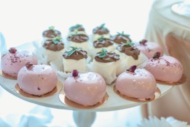 Güzel dekore edilmiş yemek sofrası. Düğün kutlamalarında farklı atıştırmalıklar ve aperatiflerle.