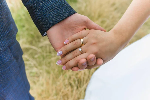 Young Couple Holding Hands Hand Hand Romance — Stock Photo, Image