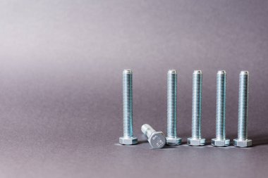 Metal civatalar koyu arkaplanda izole