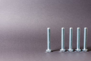 Metal civatalar koyu arkaplanda izole