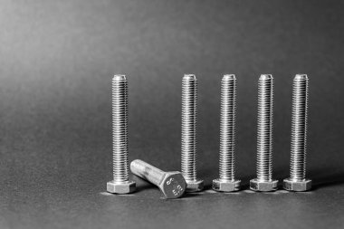Metal civatalar koyu arkaplanda izole