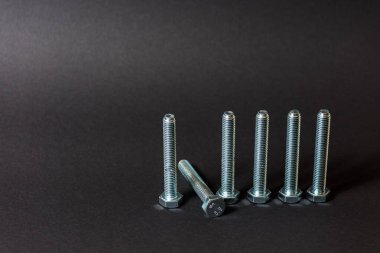 Metal civatalar koyu arkaplanda izole