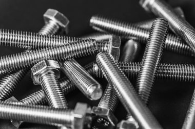 Metal civatalar koyu arkaplanda izole