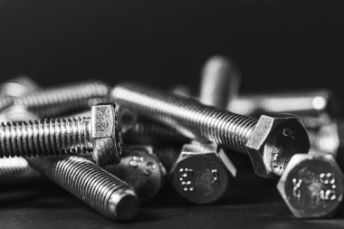 Metal civatalar koyu arkaplanda izole