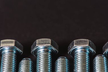 Metal civatalar koyu arkaplanda izole