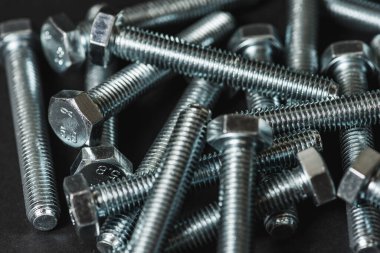 Metal civatalar koyu arkaplanda izole