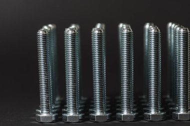 Metal civatalar koyu arkaplanda izole