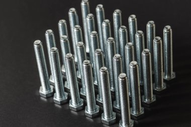 Metal civatalar koyu arkaplanda izole