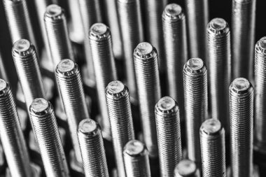 Metal civatalar koyu arkaplanda izole