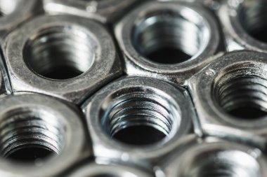 Karanlık arka planda izole edilmiş metal fındıklar. Krom vida fındık izole. Çelik ceviz izole. İş için araçlar.