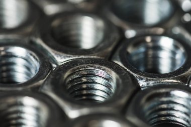 Karanlık arka planda izole edilmiş metal fındıklar. Krom vida fındık izole. Çelik ceviz izole. İş için araçlar.