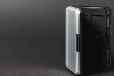 Koyu arkaplandan korunmak için sabit hafıza kartı örtüsü 