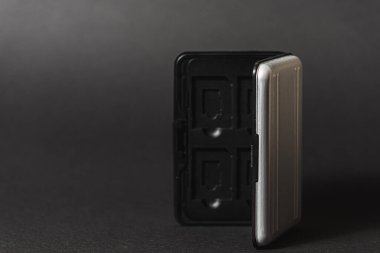 Koyu arkaplandan korunmak için sabit hafıza kartı örtüsü 