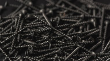 Kara tahta, karanlık sırtüstü vidalanır. 