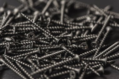 Kara tahta, karanlık sırtüstü vidalanır. 