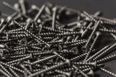 Kara tahta, karanlık sırtüstü vidalanır. 