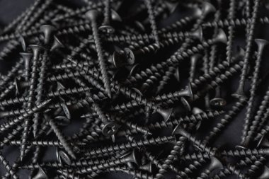 Kara tahta, karanlık sırtüstü vidalanır. 