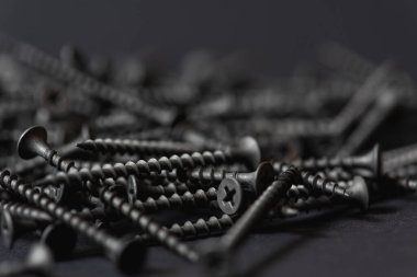 Kara tahta, karanlık sırtüstü vidalanır. 