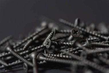 Kara tahta, karanlık sırtüstü vidalanır. 