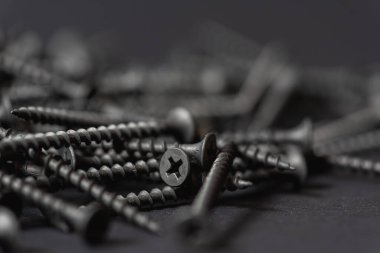 Kara tahta, karanlık sırtüstü vidalanır. 