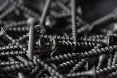 Kara tahta, karanlık sırtüstü vidalanır. 