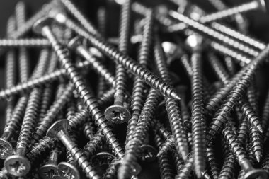 galvanize ahşap vidalar üzerinde koyu bir arka plan 