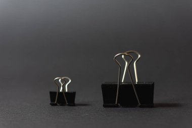 ataç - koyu arkaplanda bir klasör