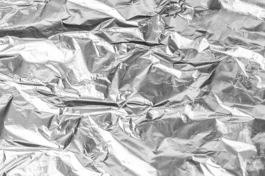 Buruşmuş alüminyum folyo kapağı. Gümüş alüminyum folyo doku arka planı. Metal kağıdın soyut deseni. Buruşmuş alüminyum mutfak folyosunun dokusu. Gümüş soyut arkaplan