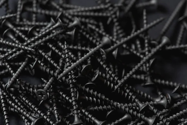 Kara tahta, karanlık sırtüstü vidalanır. 