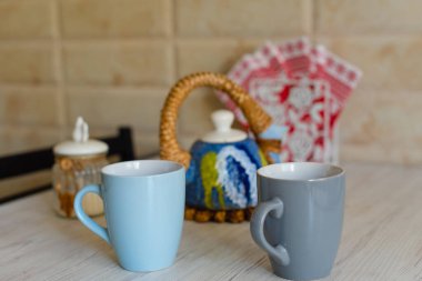 İki kupa, çay çırpıcı, limon ve şeker.