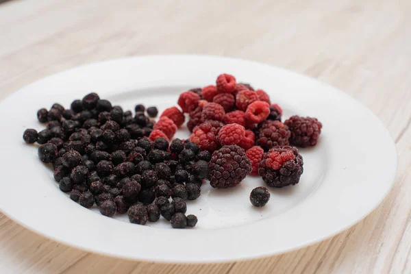 Frozen Fruits Raspberries Blackberries White Plate Detail Macro Photography — Stock Photo, Image