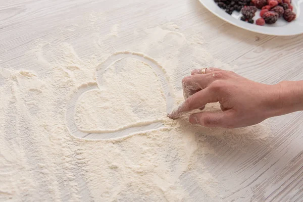 Weibliche Hand Zieht Herz Auf Mehl — Stockfoto