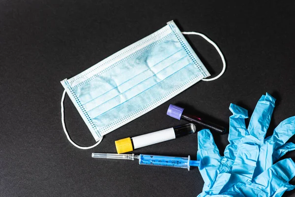 Bloedreageerbuis Blauwe Wegwerphandschoenen Spuit Wegwerpmasker Bloedtest Kit Virus Pandemie Bescherming — Stockfoto