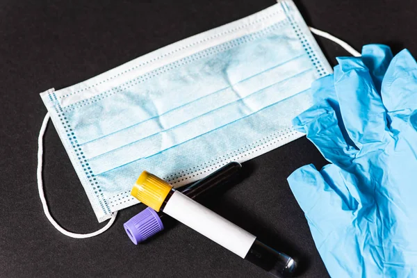 Bloedreageerbuis Blauwe Wegwerphandschoenen Spuit Wegwerpmasker Bloedtest Kit Virus Pandemie Bescherming — Stockfoto