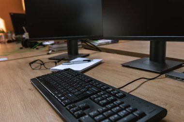 masaüstü, masa başı iş için bilgisayar ekranı