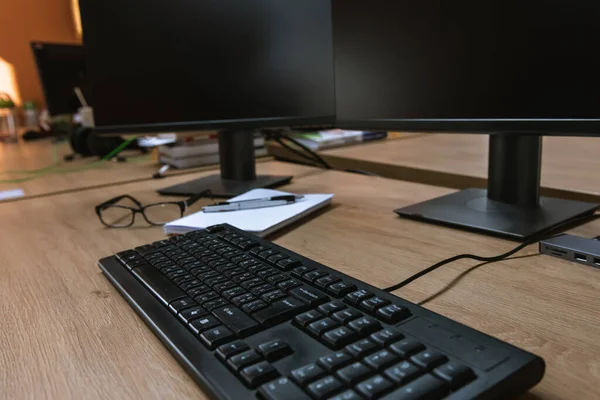 masaüstü, masa başı iş için bilgisayar ekranı