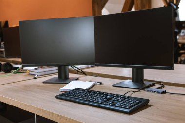 masaüstü, masa başı iş için bilgisayar ekranı