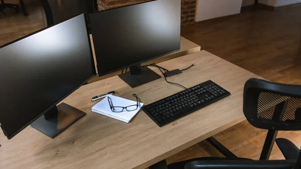 Stijlvolle Comfortabele Werkplek Met Laptop Computer Briefpapier Apparaten Een Moderne — Stockfoto