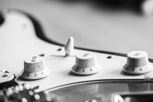 ギターの弦を閉めろ アコースティックギター 白黒写真 選択的焦点 — ストック写真