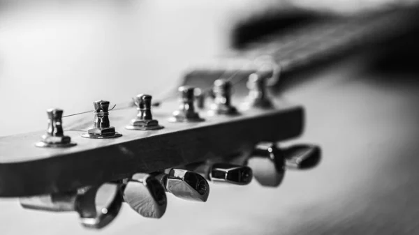 ギターの弦を閉めろ アコースティックギター 白黒写真 選択的焦点 — ストック写真