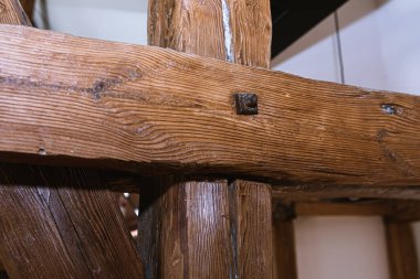 Bir kirişin içinden, vida ve fındıkla vida vidalanır 