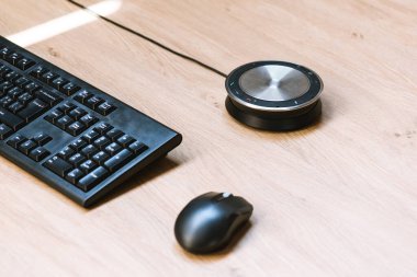 Modern bir odada dizüstü bilgisayarı, kırtasiyesi ve aletleri olan lüks bir iş yeri. 