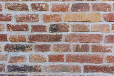 Eski, yıpranmış kırmızı tuğla bir duvara yakın çekim. 
