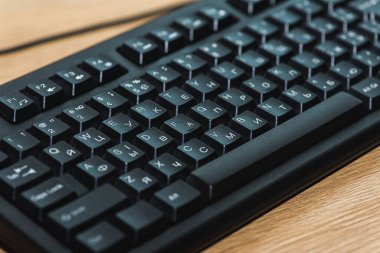 Modern bir odada dizüstü bilgisayarı, kırtasiyesi ve aletleri olan lüks bir iş yeri. 