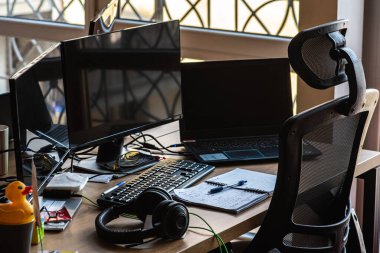 Modern bir odada dizüstü bilgisayarı, kırtasiyesi ve aletleri olan lüks bir iş yeri. 