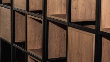 Hafif tahta bir dolap parçası. Boş dolap rafları. Boş askılı metal çerçeveli ahşap raf. 