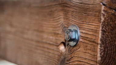 Bir kirişin içinden, vida ve fındıkla vida vidalanır 