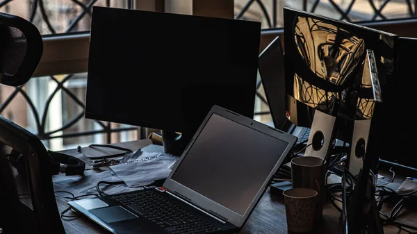 Elegante Lugar Trabajo Cómodo Con Computadora Portátil Papelería Electrodomésticos Una — Foto de Stock